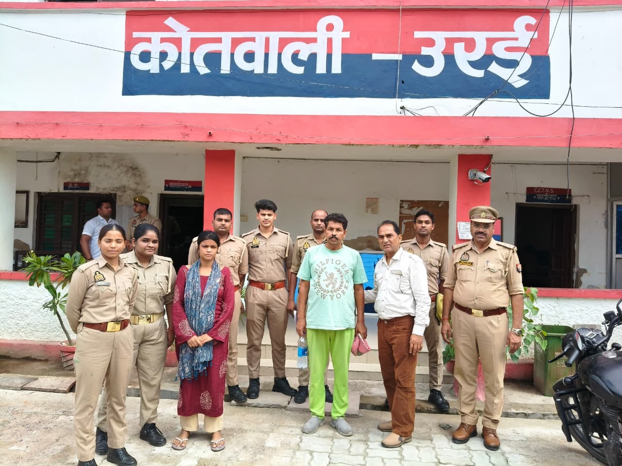 फोटो - 18 पुलिस गिरफ्त में आरोपी। पुलिस