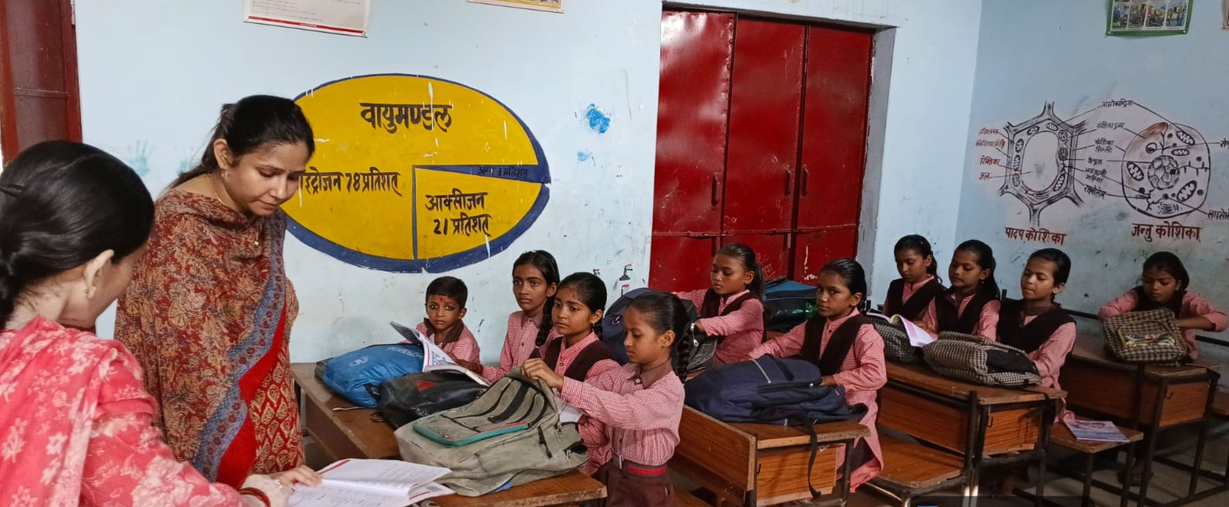 फोटो-19-बहुआ क्षेत्र के कंपोजिट विद्यालय गौरी का निरीक्षण करतीं बीएसए। स्रोत: स्वयं