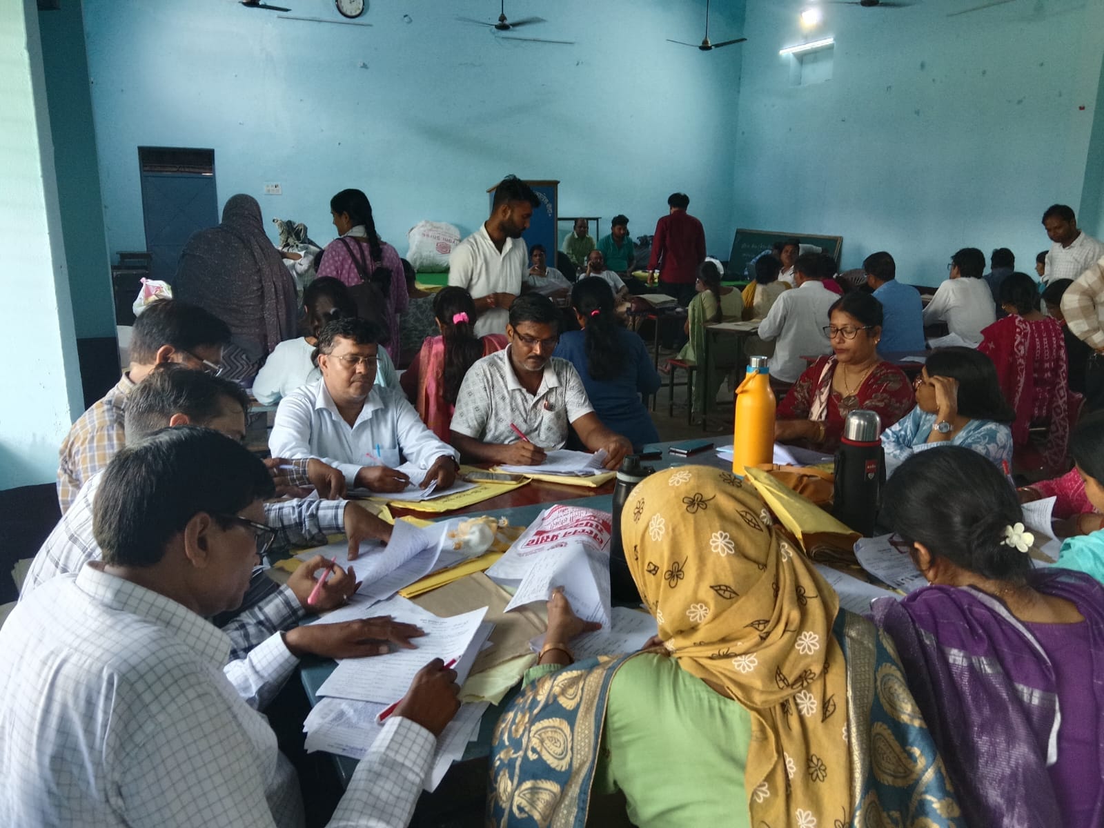 फोटो-20- डीएवी इंटर कॉलेज में मूल्यांकन करते परिषदीय परीक्षक। संवाद