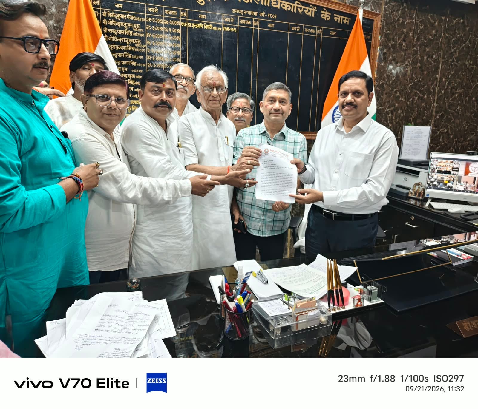 फोटो 20 जिलाधिकारी को ज्ञापन देते उत्तर प्रदेश उद्योग व्यापार मंडल के पदाधिकारी। स्त्रोत संगठन