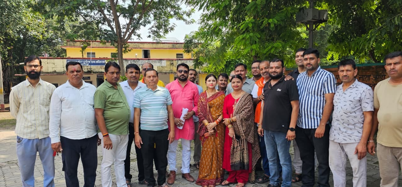 फोटो 21 एचएएमपी 29- विरोध जताते उत्तर प्रदेश उद्योग व्यापार संगठन के पदाधिकारी। संवाद