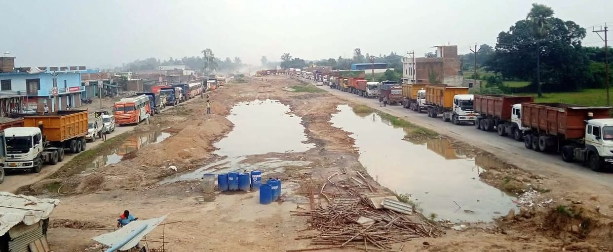 Hundreds of vehicles remained stuck in a traffic jam on the highway for an hour and a half.