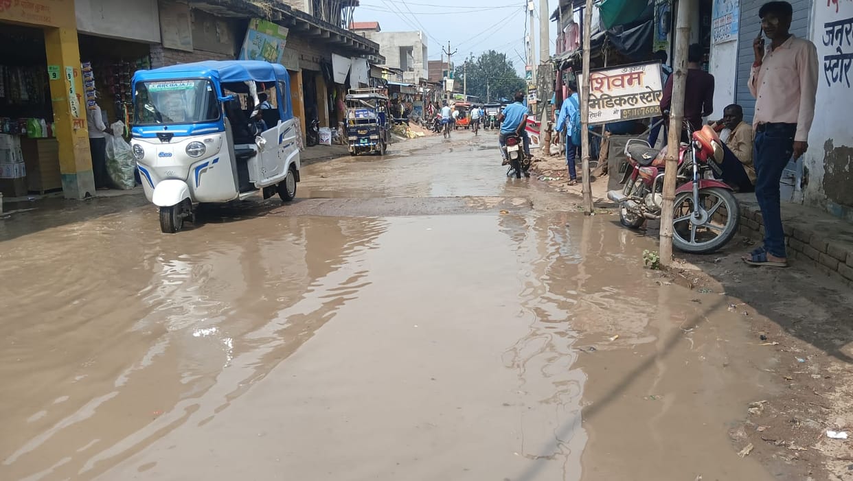 'Namami Gange' pipeline bursts; water enters homes and shops.