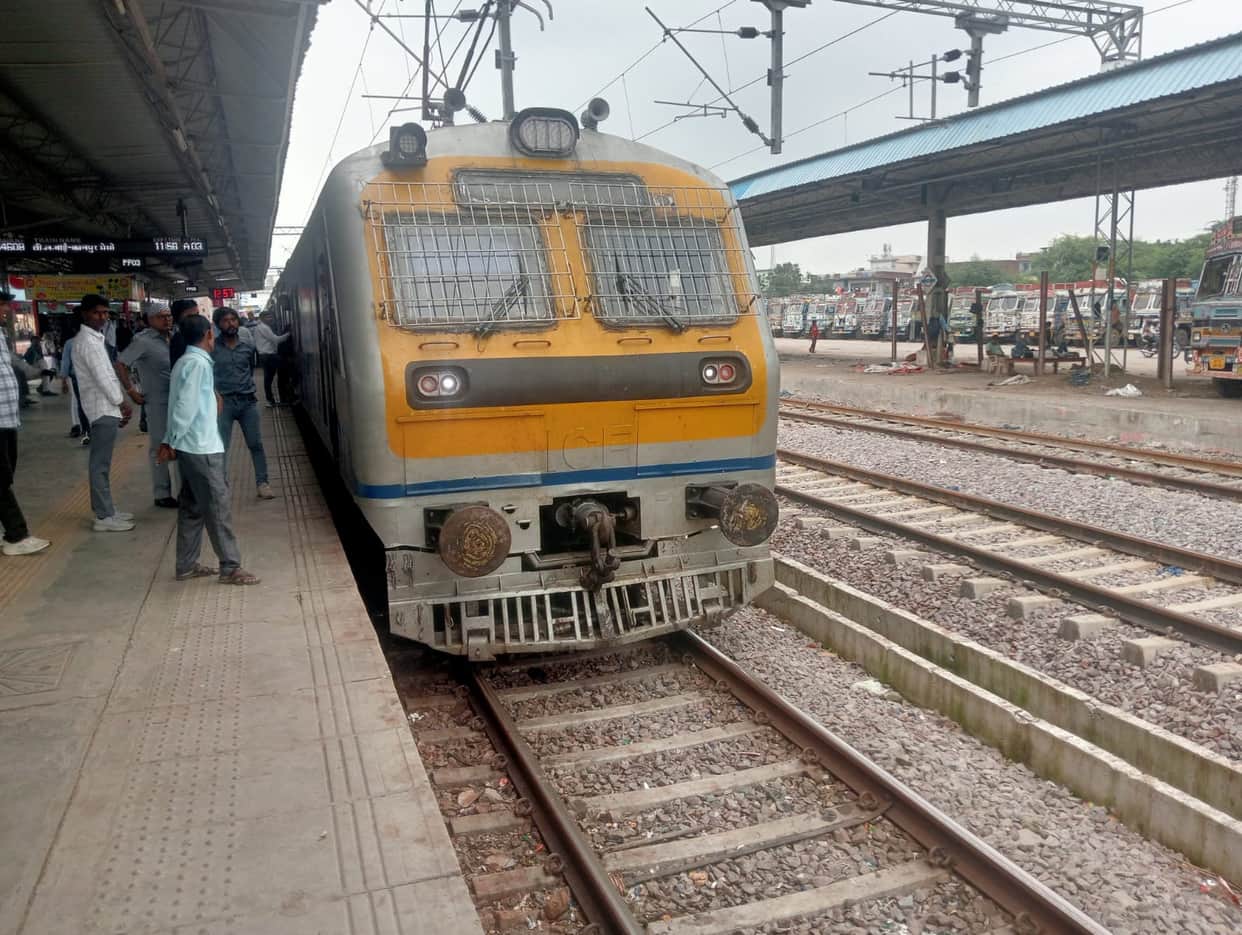 Goods train engine develops a snag; MEMU stranded at Orai station for 70 minutes.