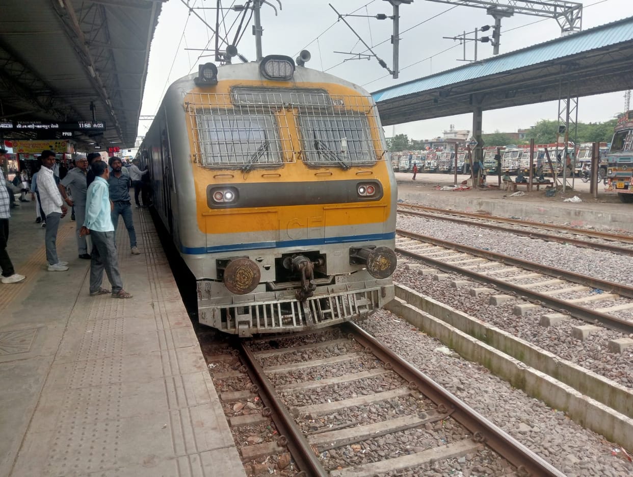 Goods train engine develops a snag; MEMU stranded at Orai station for 70 minutes.
