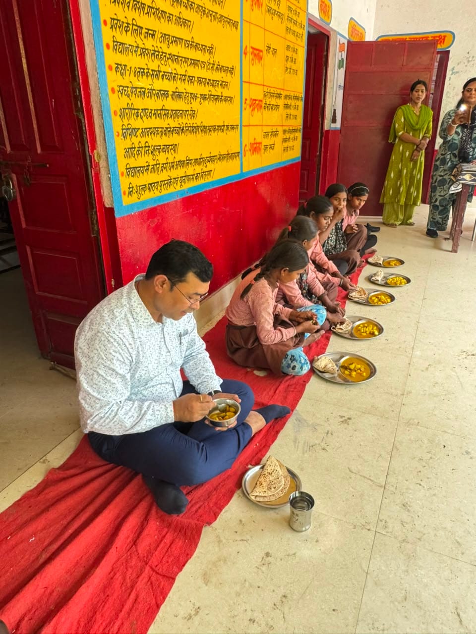 फोटो 29 उच्च प्राथमिक विद्यसालय कछपुरा पर छात्राओं के साथ एमडीएम ग्रहण करते बीएसए। स्रोत विभाग