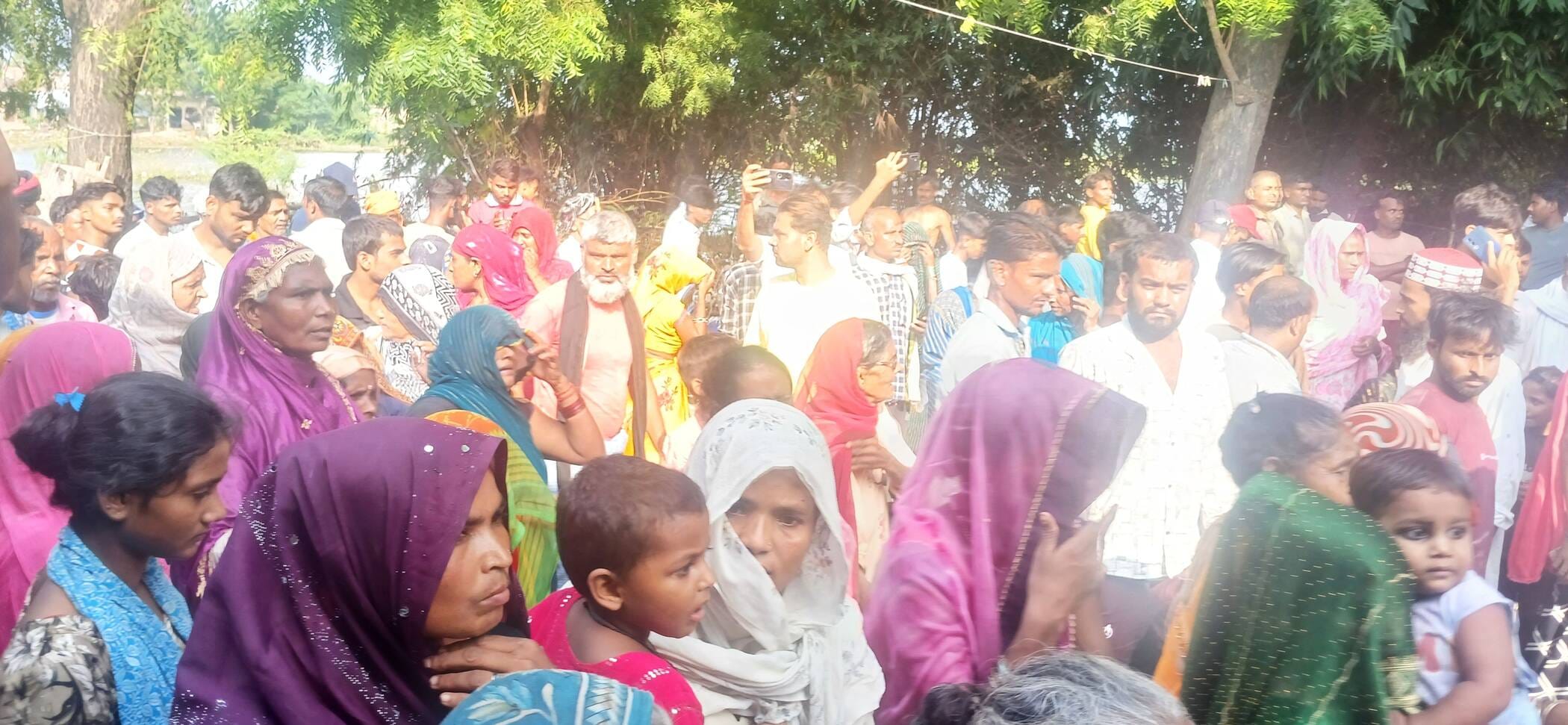फोटो-30-प्रेमनगर के आरामपुर बसई गांव में तालाब किनारे जुटी भीड़। संवाद
