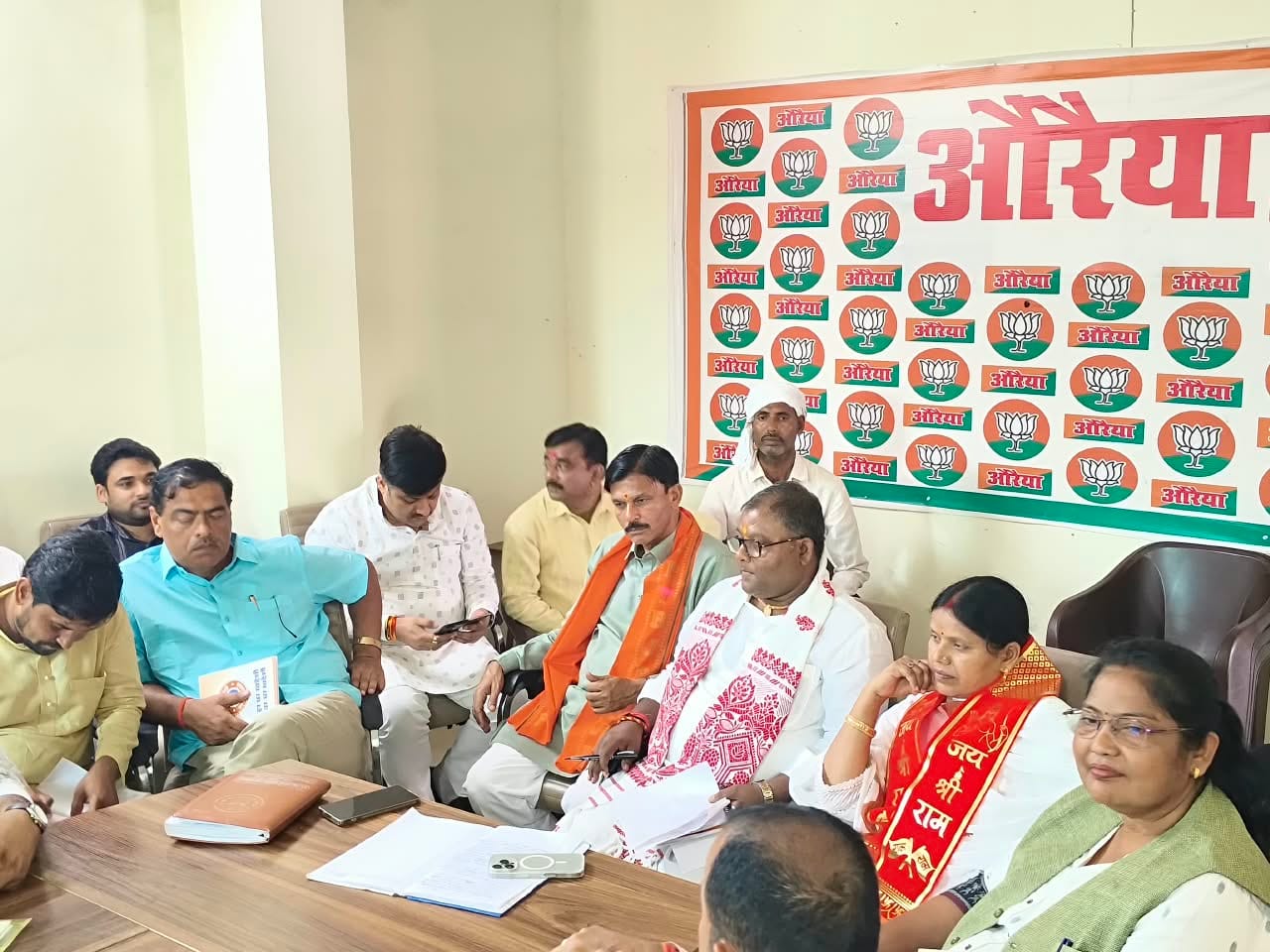 फोटो-32- तुर्कीपुर स्थित पार्टी कार्यालय में बैठक करते भाजपाई। स्रोत:पार्टी