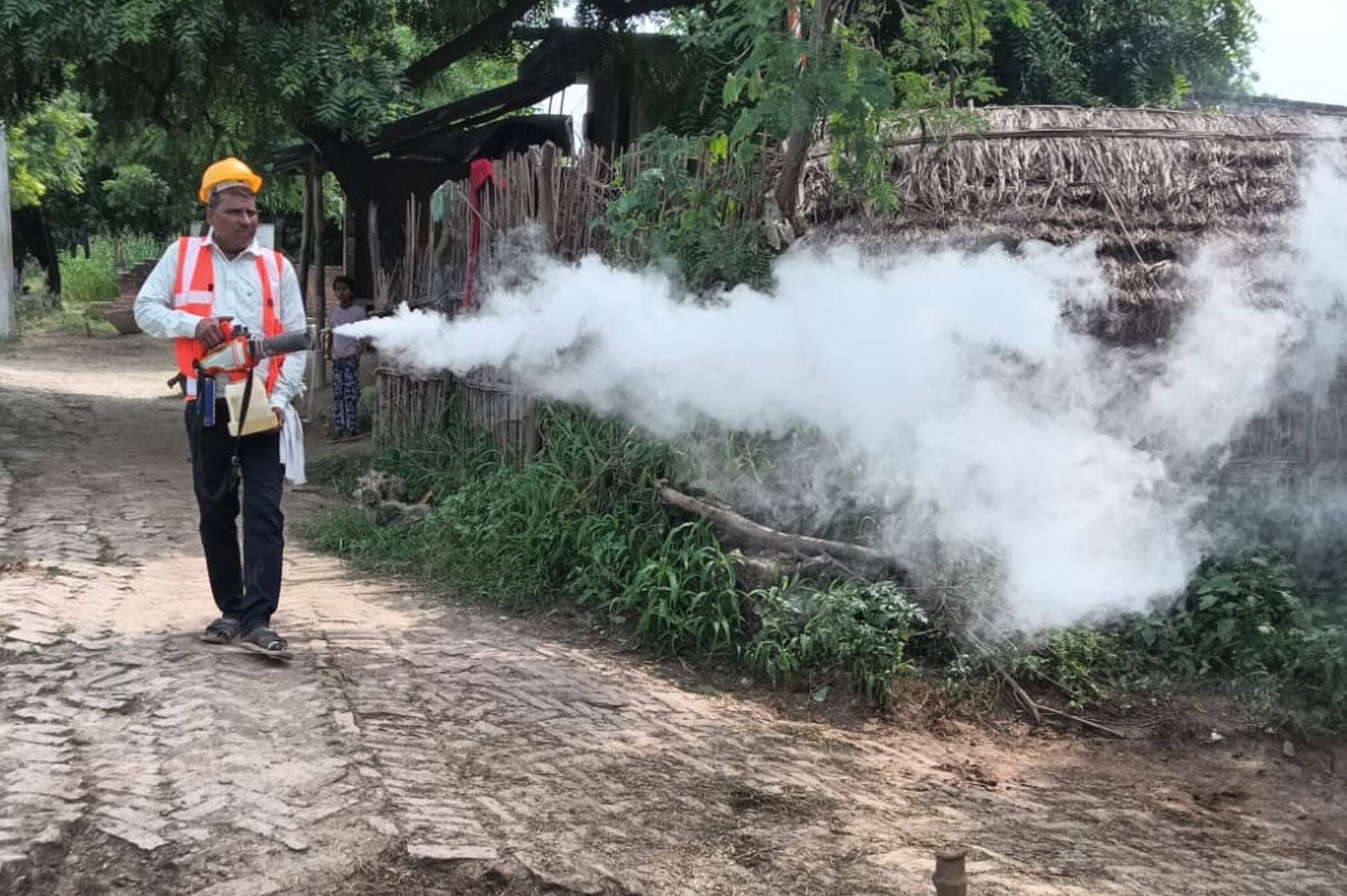 फोटो-36-चौडगरा क्षेत्र के दरियापुर कटरी में फागिंग करता कर्मचारी। संवाद