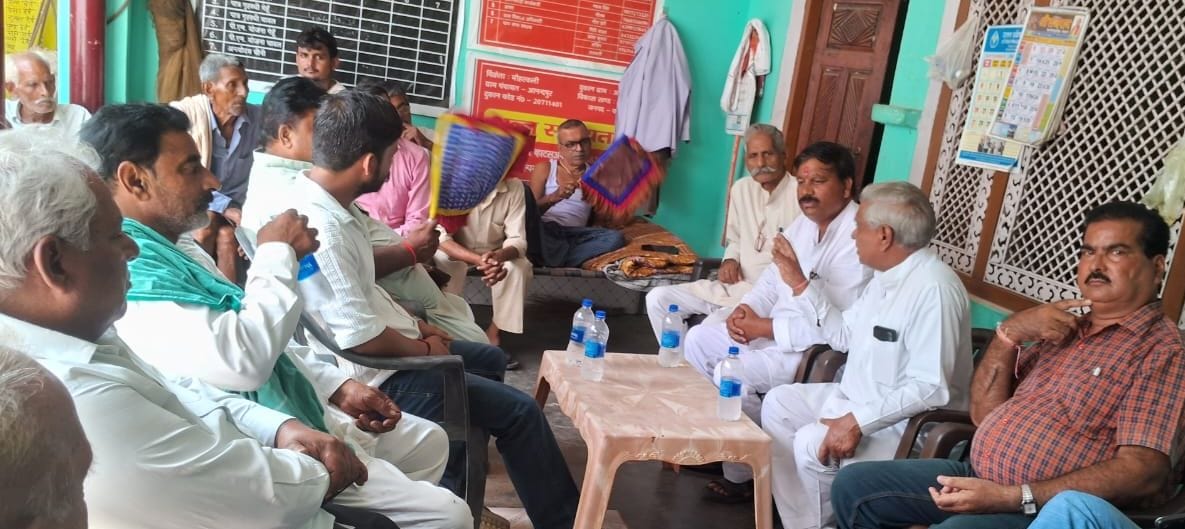 फोटो 37 कासगंज अखिल भारतीय क्षत्रिय महासभा के पदाधिकारी बैठक करते। स्रोत: संगठन