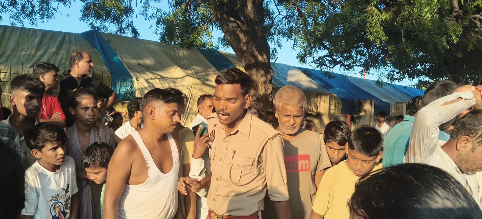 फोटो-39-घटनास्थल पर लगी भीड़ और मौजूद पुलिस। संवाद