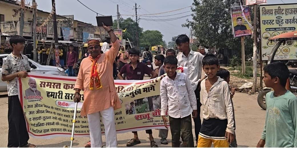 फोटो-4-रैली निकालकर प्रदर्शन करते बच्चे।