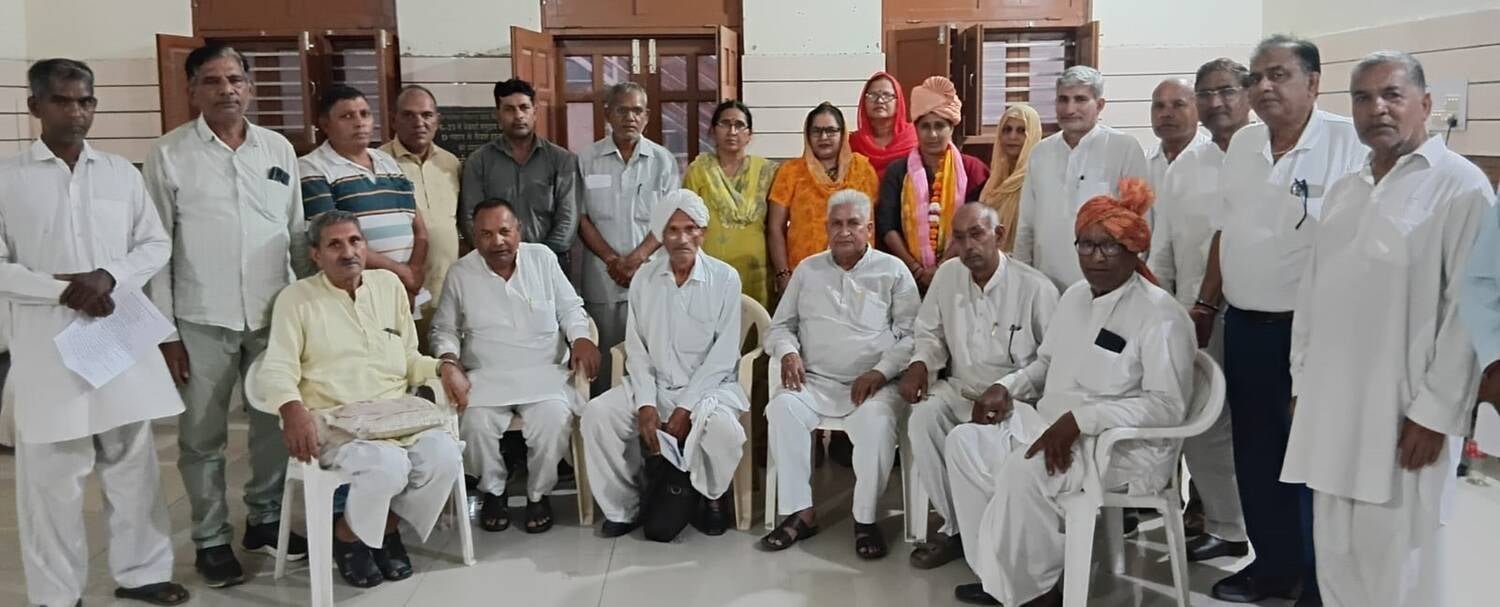 फोटो बैकवर्ड भवन में बार एसोसिएशन में लाइब्रेरी इंचार्ज गायत्री को सम्मानित करते हुए। स्रोत - प