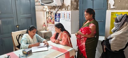फोटो कैप्शन : नौतनवा स्थित न्यू प्राथमिक स्वास्थ्य केंद्र पर मरीजों का उपचार करतीं चिकित्साधिका