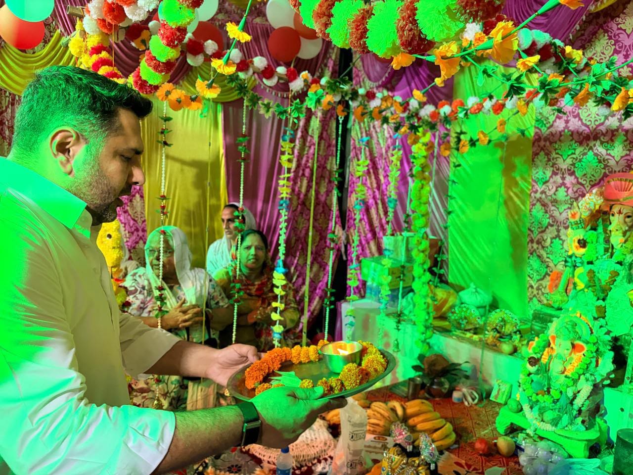 फोटो : सोनीपत की चौहान कॉलाेनी में आयोजित कार्यक्रम के दौरान भगवान गणेश की आरती करते विधायक नि