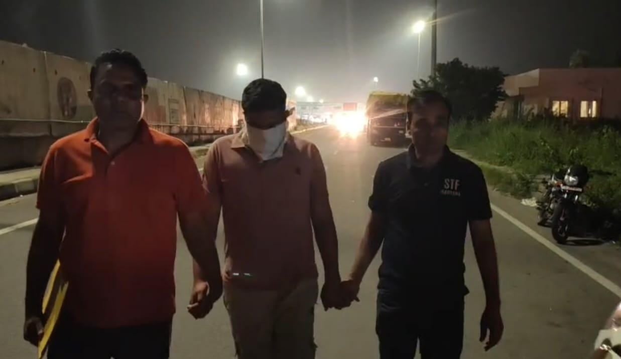 फोटो :: सोनीपत के गांव भिगान के पास एसटीएफ की गिरफ्त में हिसार में हुए टोल मैनेजर हत्याकांड का 