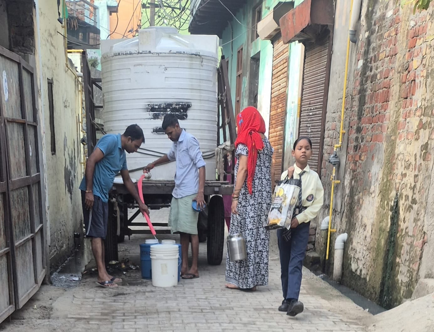 फोटो : सोनीपत के गांव राई में पीने के लिए स्वच्छ पानी खरीदते लोग। संवाद