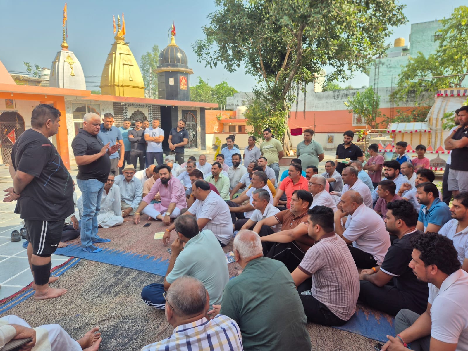 फोटो :: सोनीपत के गांव राई स्थित मंदिर में पंचायत करते ग्रामीण। संवाद