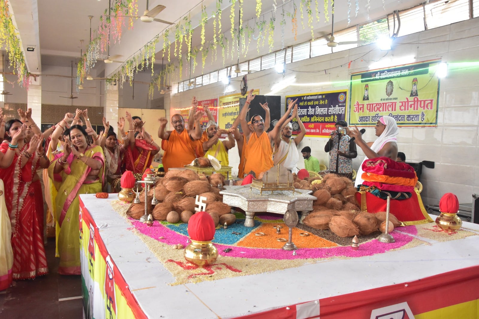फोटो : सोनीपत के श्री शांतिनाथ दिगंबर जैन मंदिर में भगवान की पूजा अर्चना करते श्रद्धालु। स्रोत: