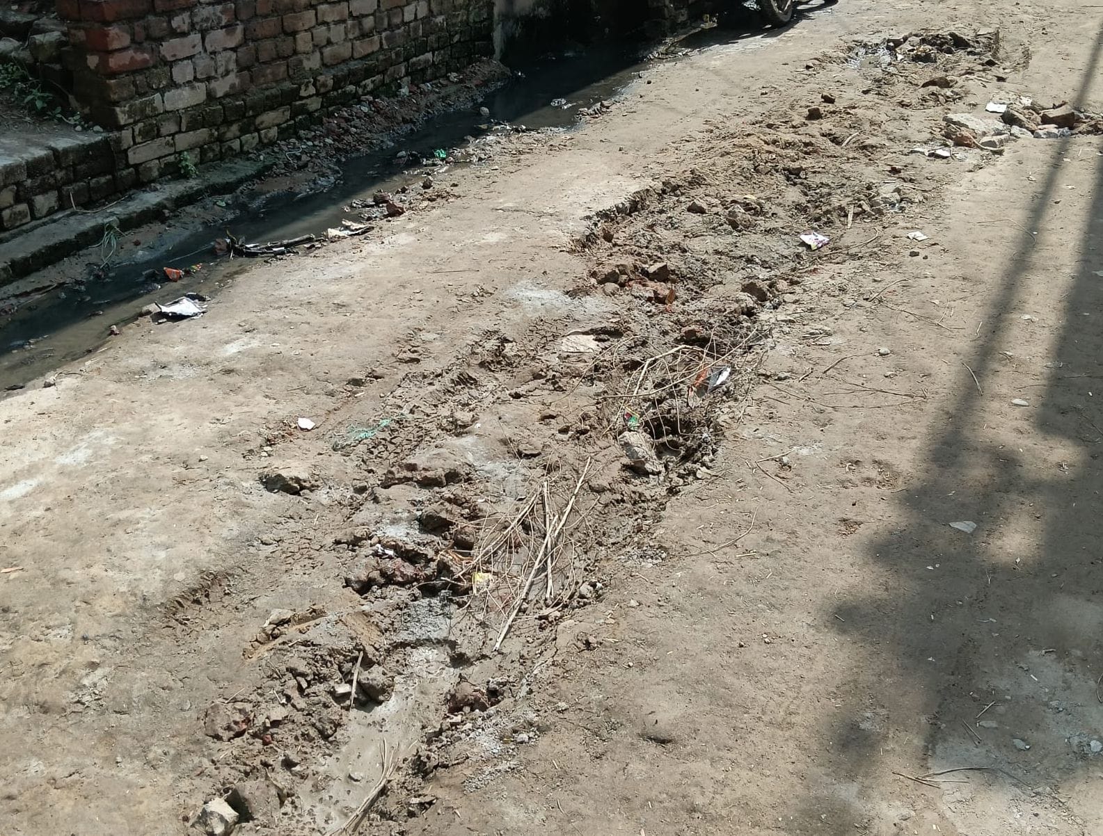 फोटो18सहावर के गांव फरौली में उखड़ी पड़ी सड़क। संवाद