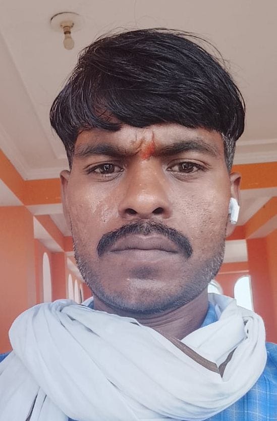 Youth dies after coming into contact with a high-tension line while unloading manure from a trolley in a field.