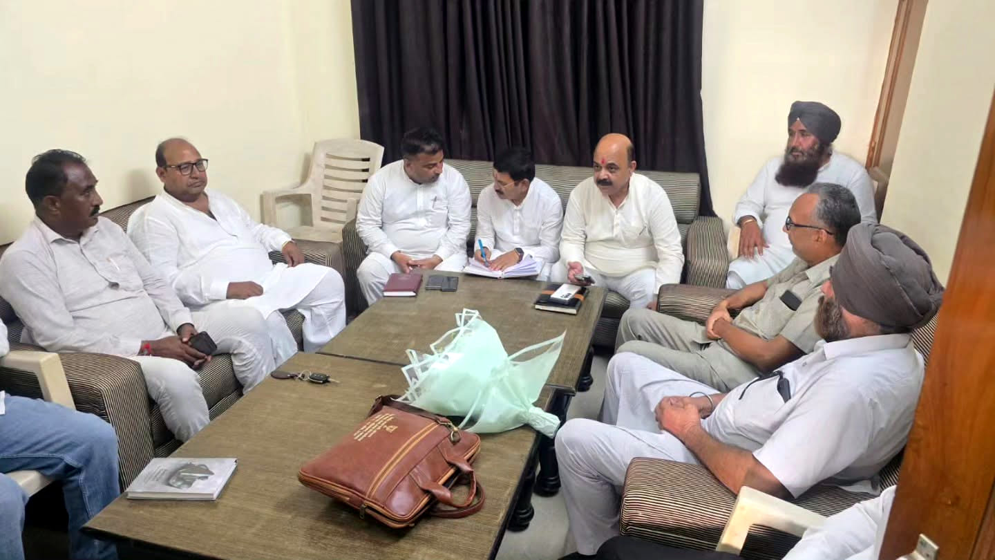 फतेहाबाद। बैठक में कार्यकर्ताओं से चर्चा करते भाजपा के प्रदेश संगठन महामंत्री। प्रवक्ता