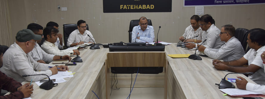 फतेहाबाद। लघु सचिवालय के सभागार में अधिकारीयों की बैठक लेते हुए डीसी डॉ. विवेक भारती। प्रशासन