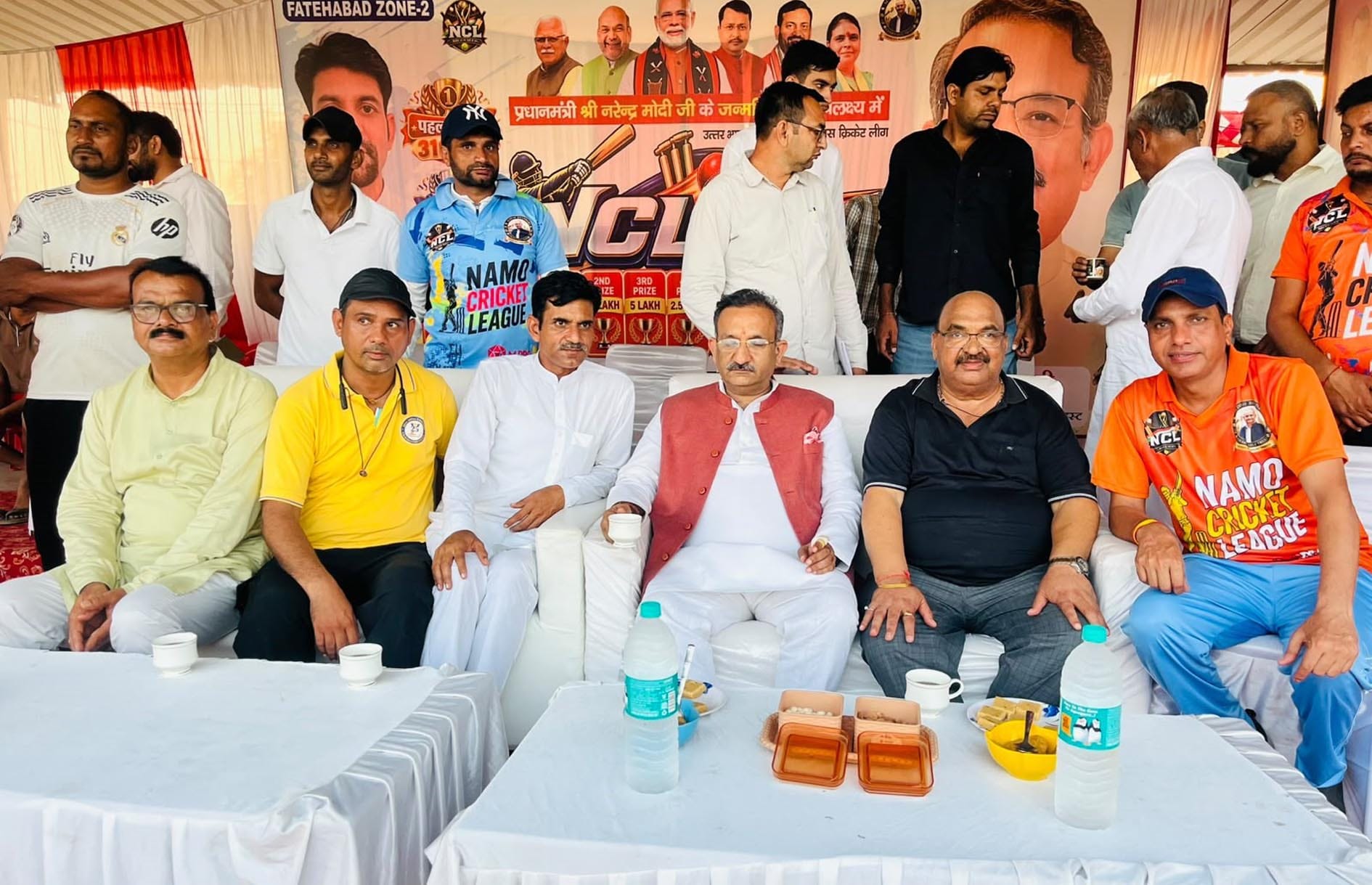 फतेदाबाद। पुलिस लाइन में ‘संदीप पाटिल जोन-2 नमो क्रिकेट लीग’’ में खिलाडिय़ों का उत्साहवर्धन करने