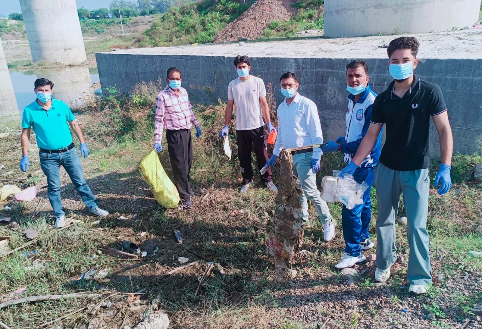 गोबिंद सागर झील किनारे लुहणू घाट पर सफाई करते मत्स्य विभाग व रेनबो स्टार क्लब के सदस्य। स्रोत: 