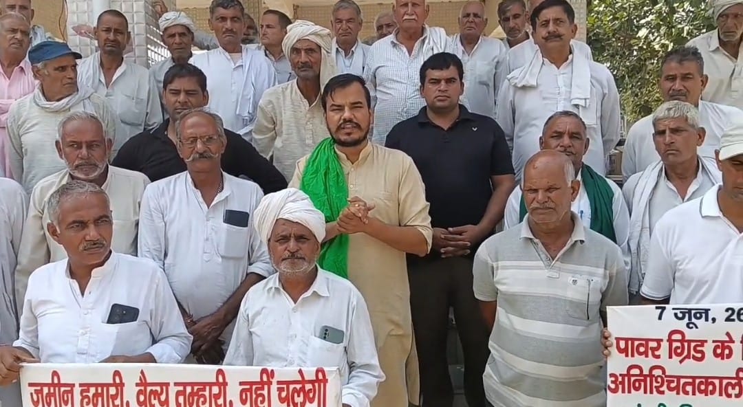 गुहणा गांव में चल रहे धरने पर पंचायत करने के बाद अपना पक्ष रखते किसान नेता अभिमन्यु कोहाड़।