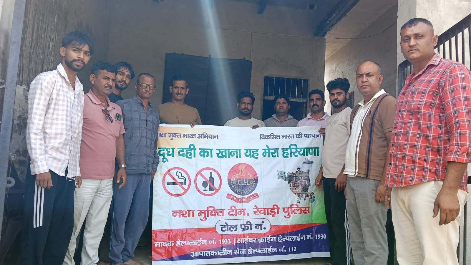 ग्रामीणों को नशे के खिलाफ जागरूक करती टीम। स्रोत : पुलिस