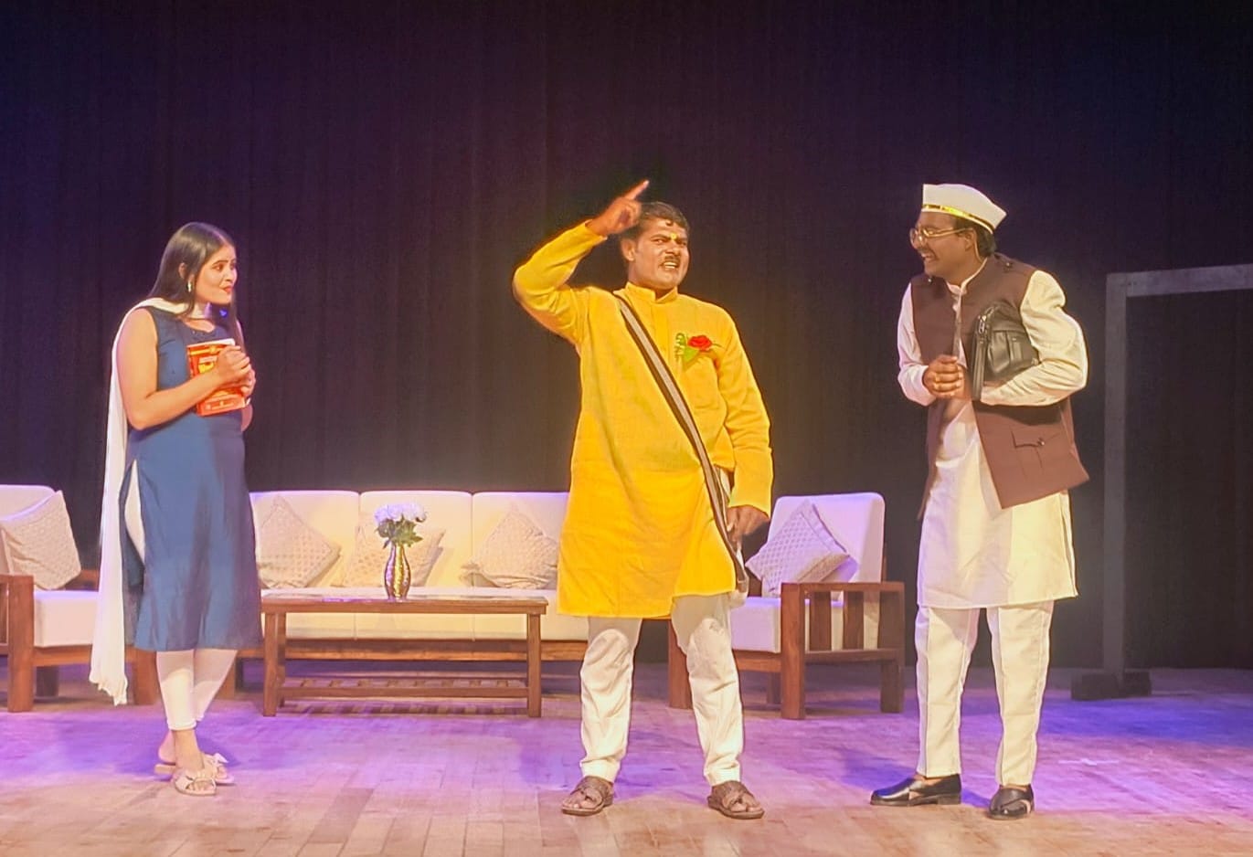 गांधी भवन में नाटक का मंचन करते कलाकार। संवाद