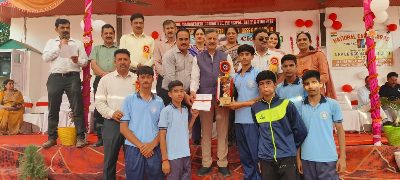 घुमारवीं में आयोजित खेलकूद प्रतियोगिता में विजेता टीम को सम्मानित करते मंत्री राजेश धर्माणी। स्