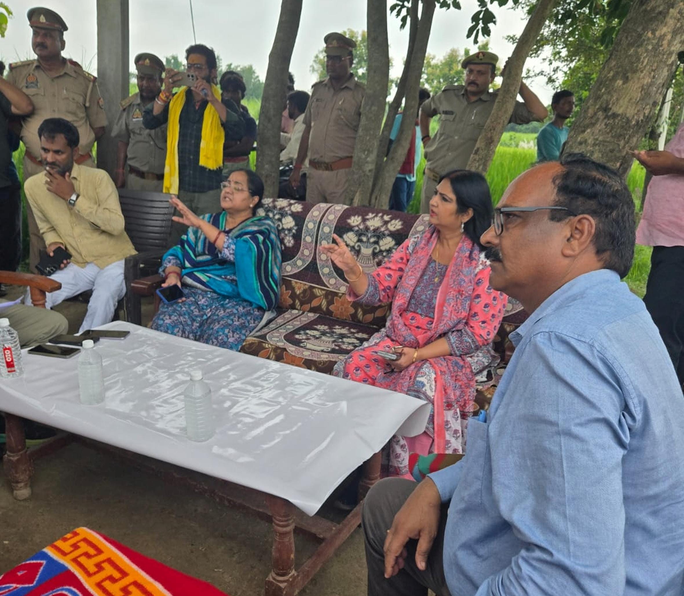  घिसनीपुरवा में ग्रामीणों से बात करतीं प्रधान मुख्य वन संरक्षक व मुख्य वन संरक्षक। 
