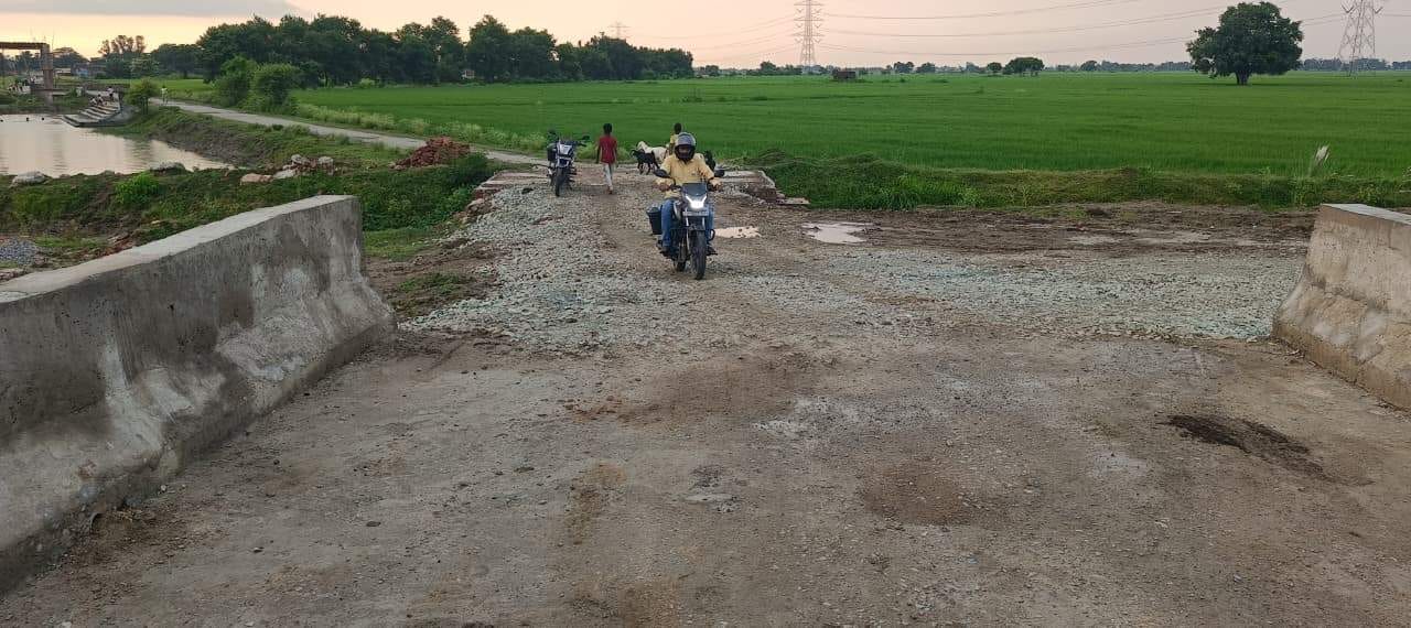 घोसवा में पुलिया से आवागमन के लिए एप्रोच मार्ग पर बिछाई गई गिट्टी। संवाद