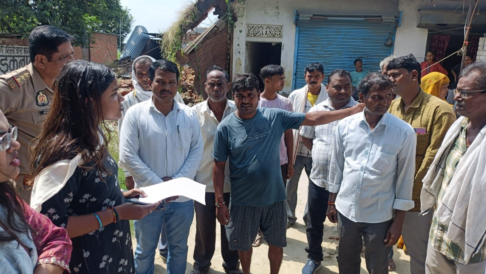घटना स्थल पर ग्रामीणों से जानकारी लेतीं एसडीएम प्रतीक्षा सिंह व तहसीलदार दिव्या भारती वर्मा व अ