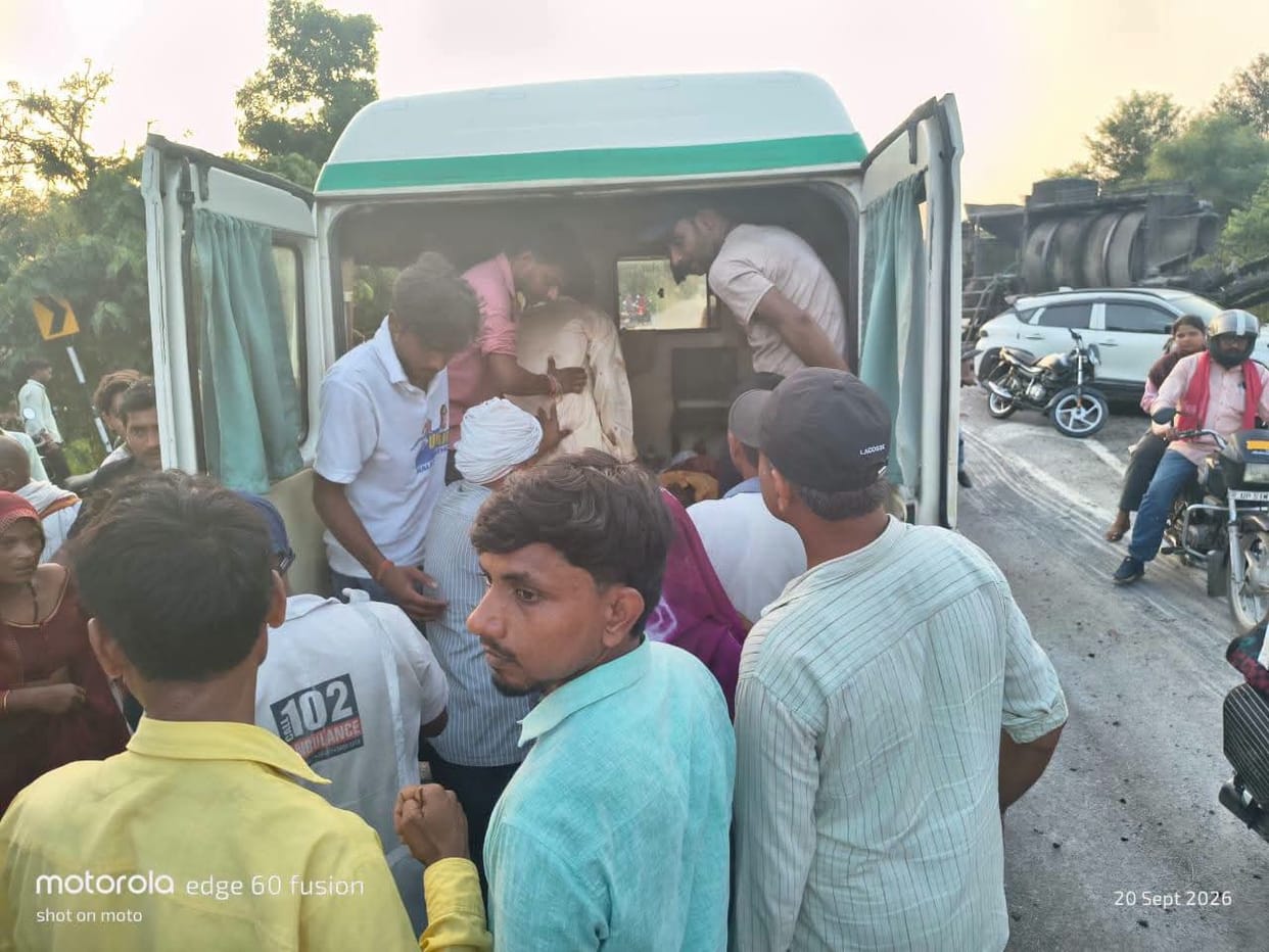 Auto-rickshaw overturns after running onto a pile of gravel; six injured.