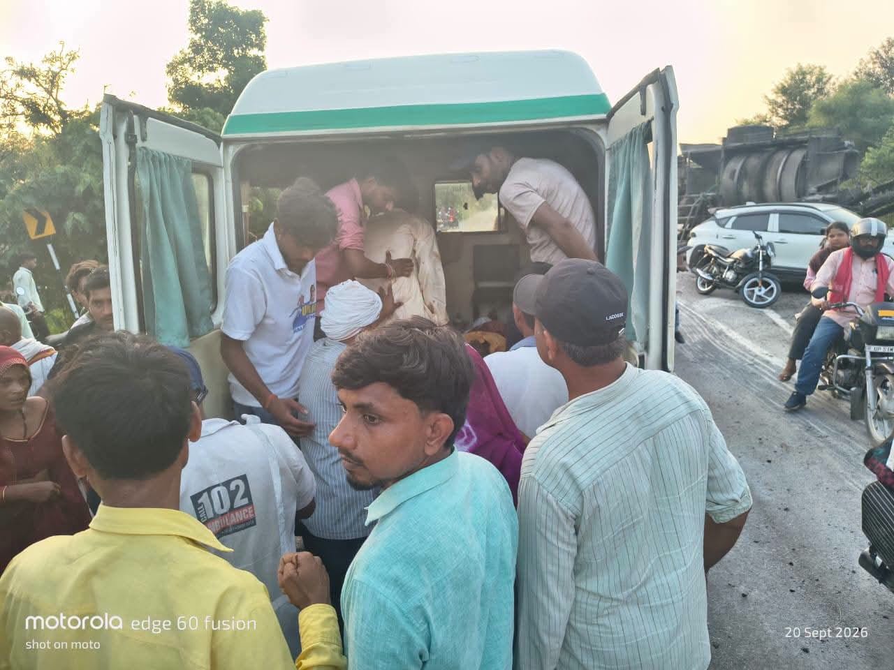 घायलों को एबुलेंस में बैठाते लोग
