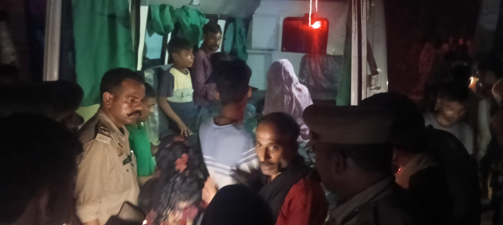 घायलों को इलाज के लिए जिला अस्पताल भेजते हुए। स्रोत: ग्रामीण
