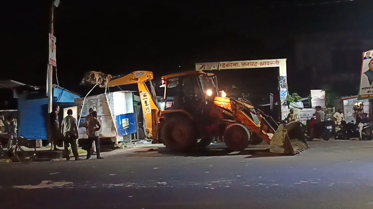 इकौना तहसील गेट के पास अतिक्रमण कर रखी गई दुकानों को हटाते कर्मी