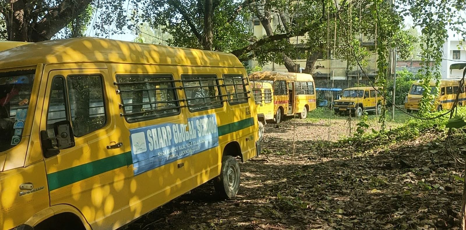 इटौंजा थाने में खडे़ एआरटीओ द्वारा सीज किेए गए शार्प ग्लोबल स्कूल के 14 वाहन