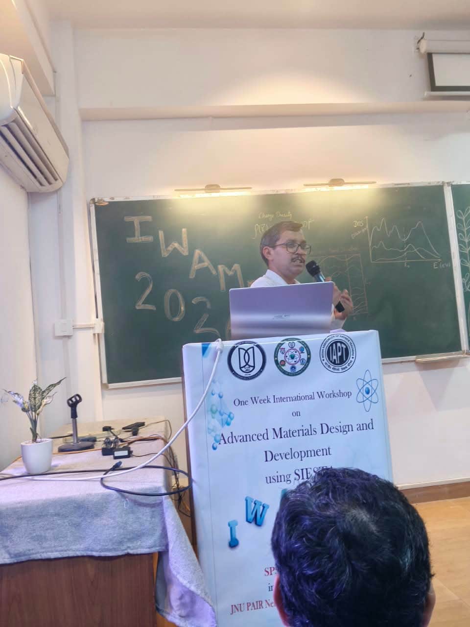 जेएनयू दिल्ली में आयोजित कार्यशाला में प्रतिभागियों को संबोधित करते बिलासपुर कॉलेज के प्रोफेसर 