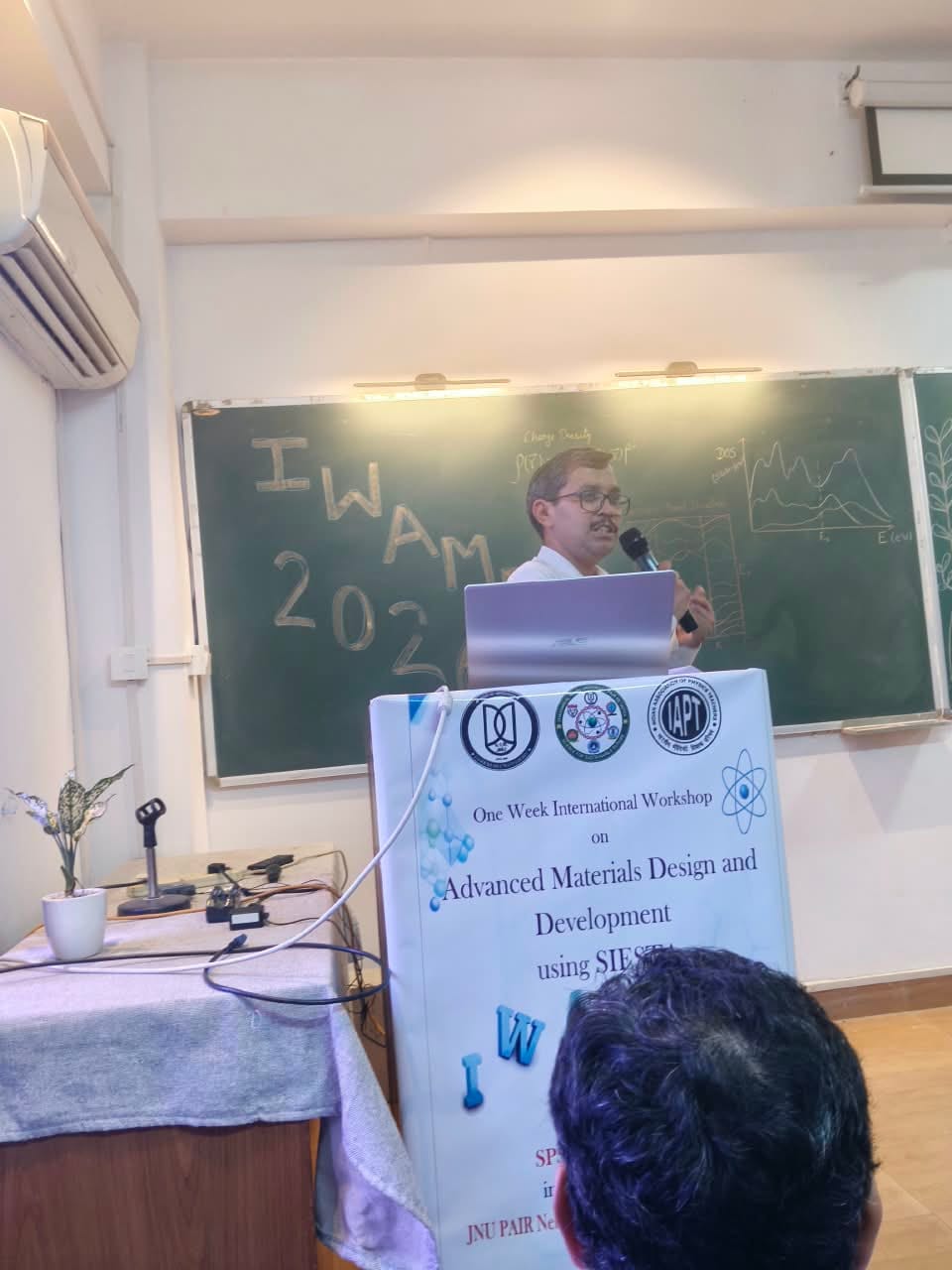 जेएनयू दिल्ली में आयोजित कार्यशाला में प्रतिभागियों को संबोधित करते बिलासपुर कॉलेज के प्रोफेसर 