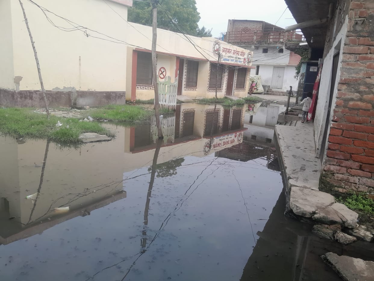 Floodwater enters 20 homes; risk of infectious diseases rises.