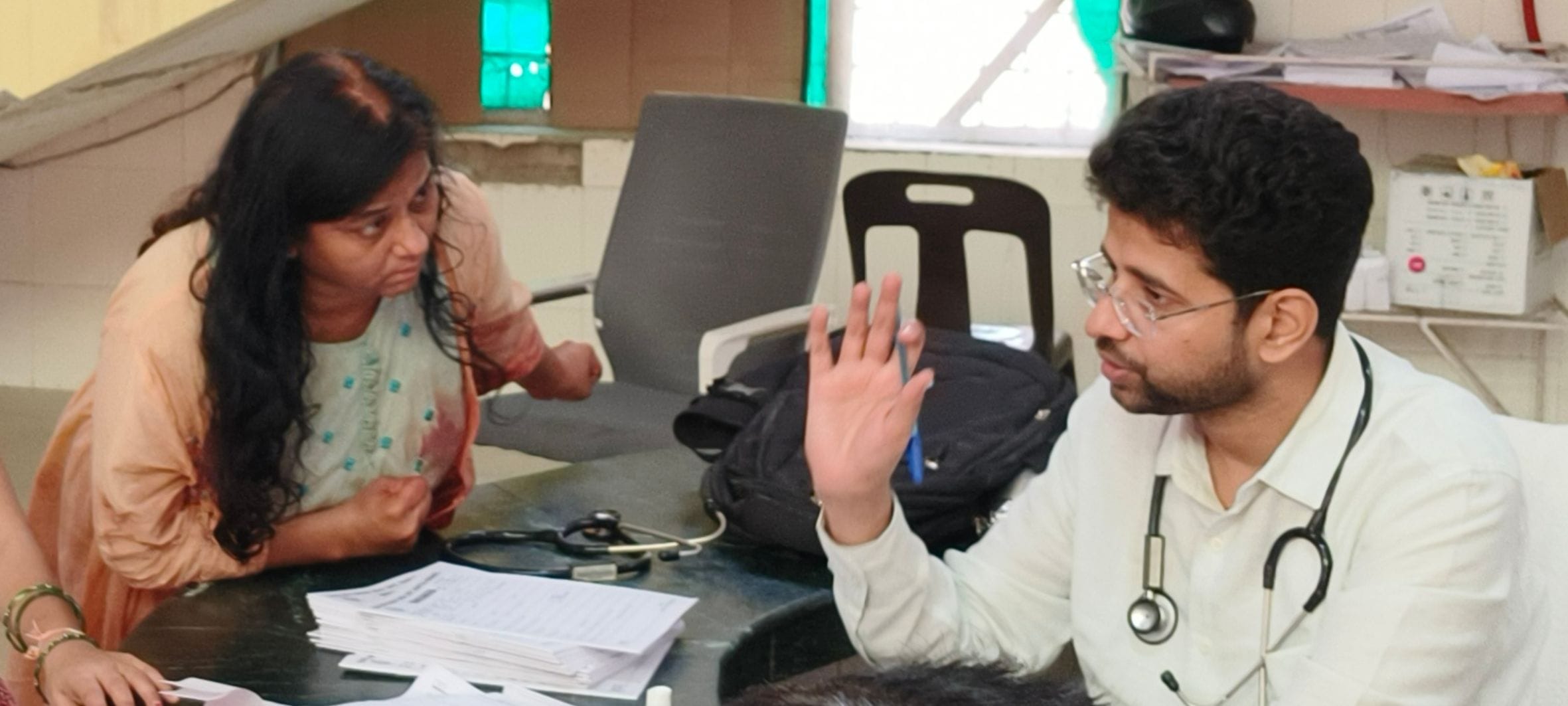जिला अस्पताल की इमरजेंसी में गंगा एक्सप्रेसवे पर हादसे में शिकार हुए परिवार के सदस्यों की चोट क