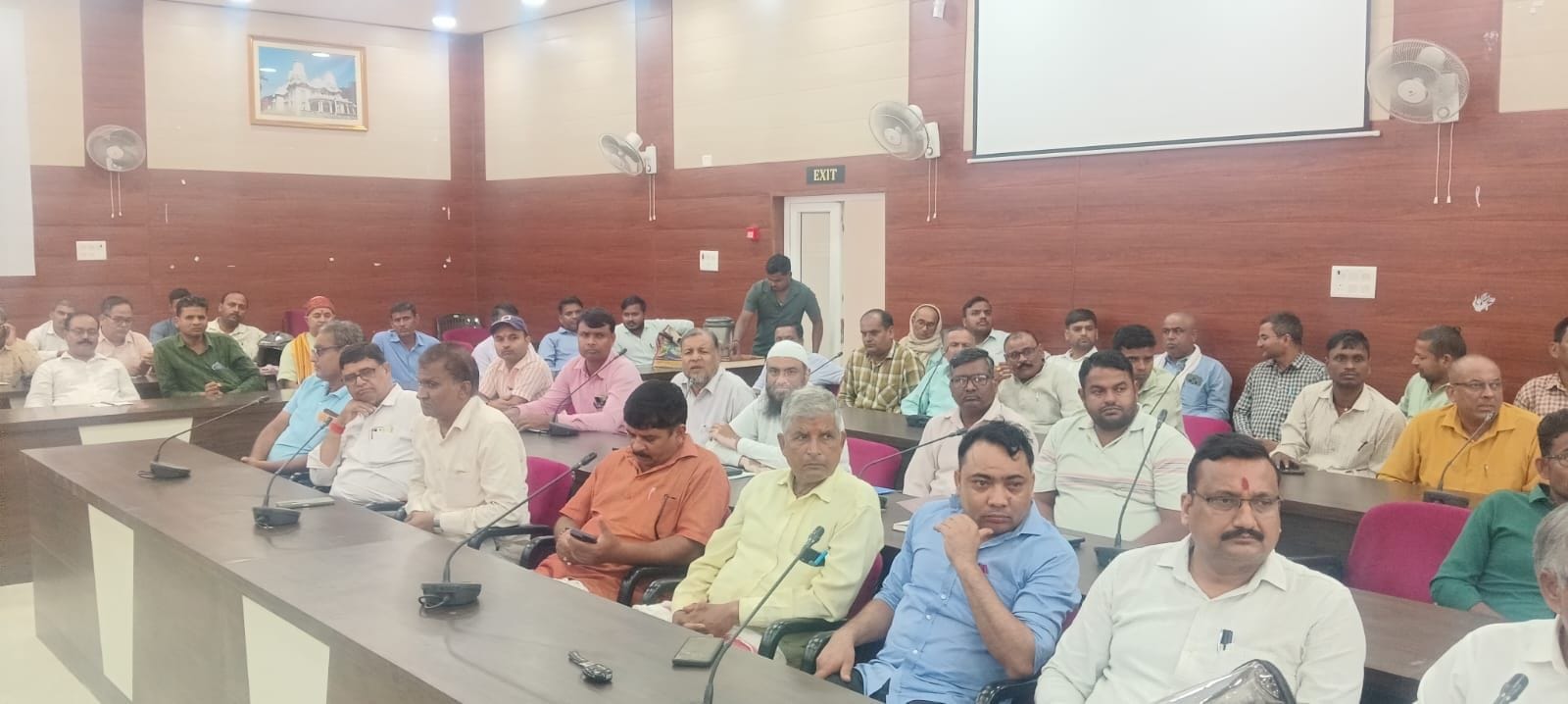 जिला पंचायत सभागार में आयोजित बैठक में मौजूद प्रधानाचार्य। - संवाद