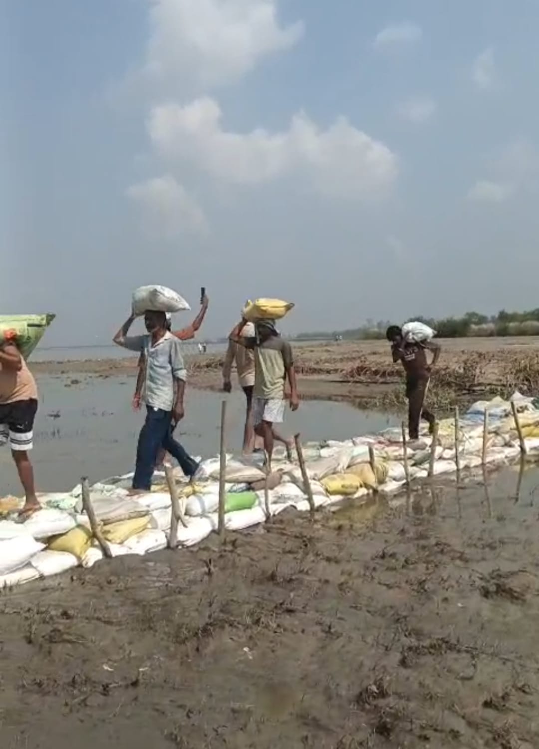 Efforts to stop the flow of water continue, the number of people doing voluntary work increases.