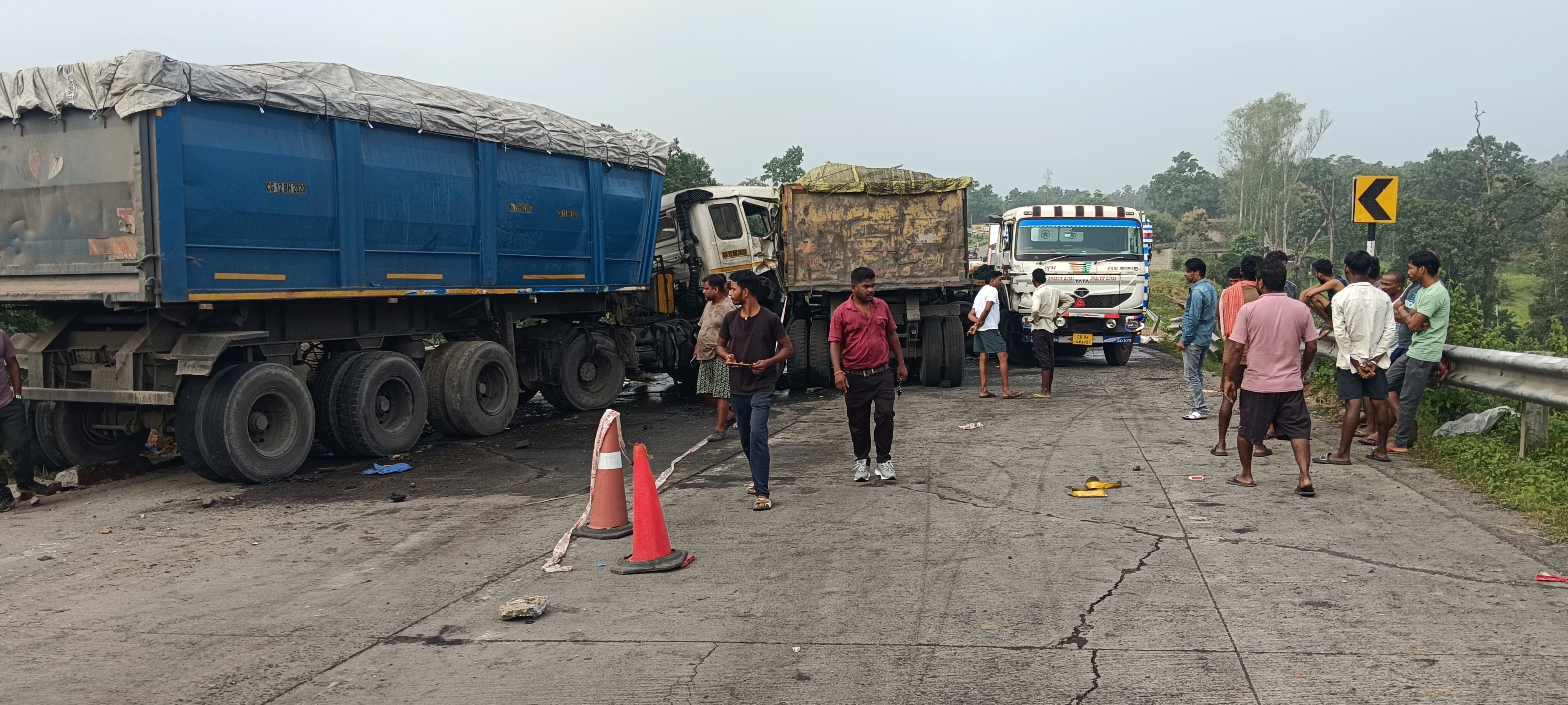 जटगा चौकी क्षेत्र में NH-130 पर तीन वाहन आपस में भिड़े
