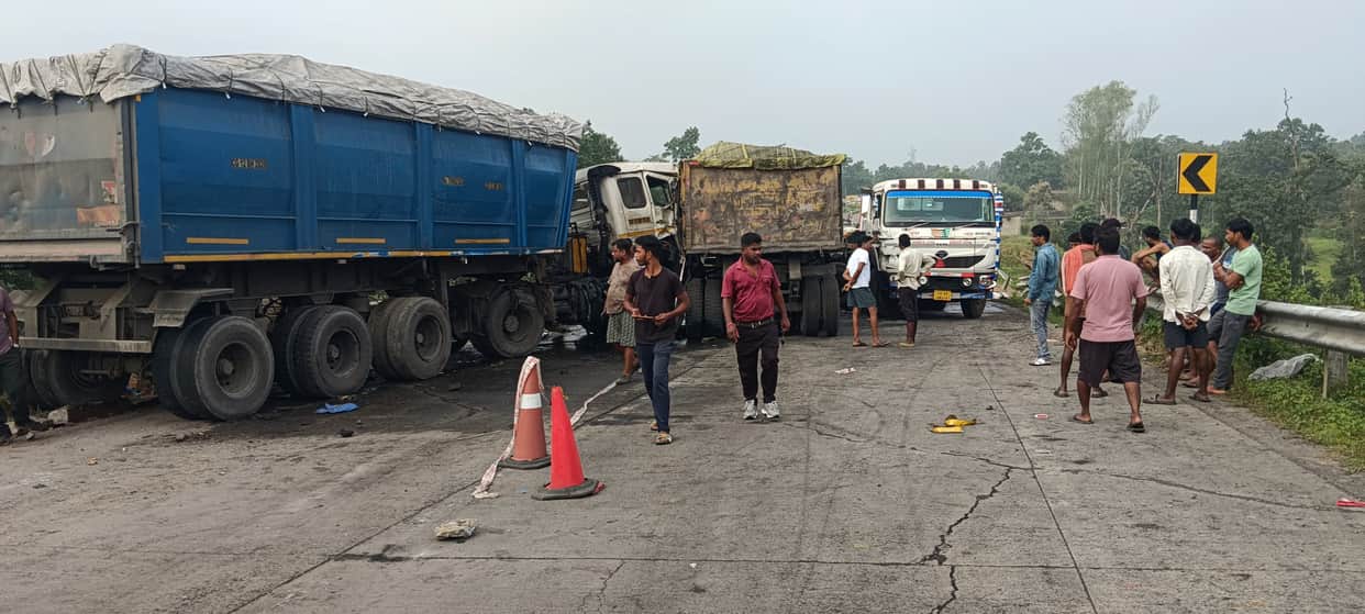 Three vehicles collided on NH-130 in Jatga area, causing four-hour jam, long queues, and driver injury;