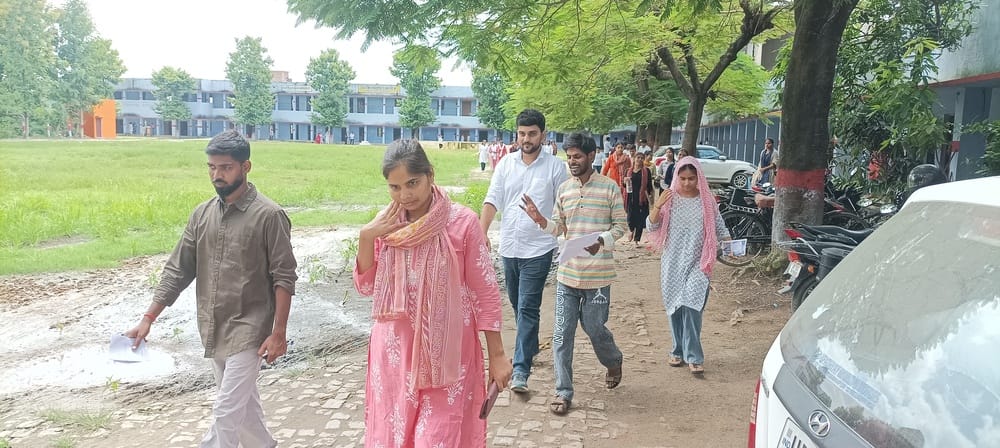 जय किसान इंटर कालेज सकतपुर सनई में डीएल एंड प्रथम सेमेस्टर की परीक्षा देकर निकलते परीक्षार्थी। 
